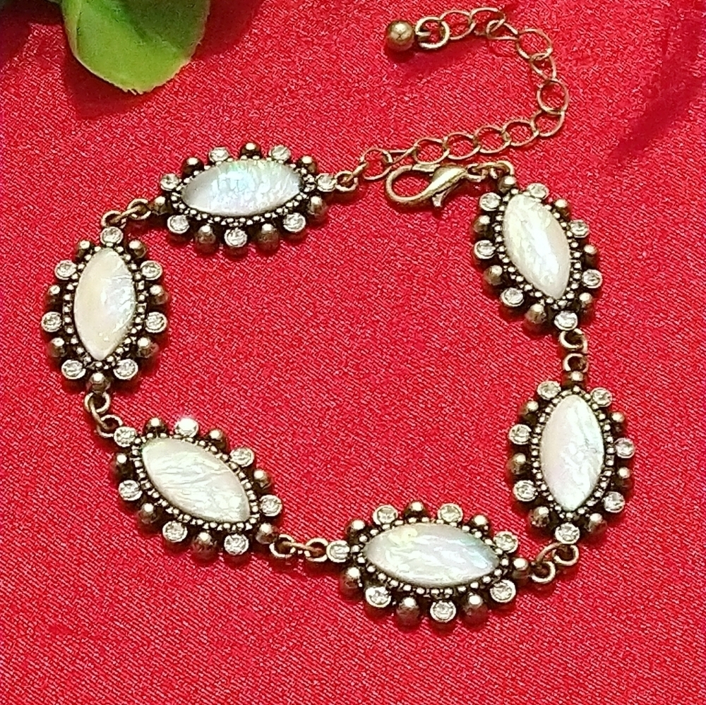 NWT Oval Rhinestone Link Chain Bracelet